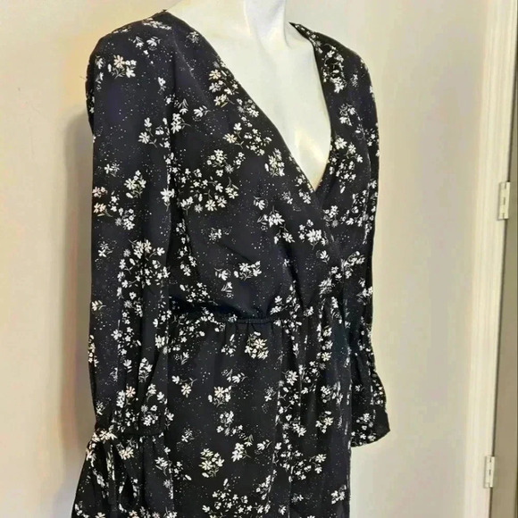 Cupcakes and Cashmere Floral Long Sleeve Romper Size Small NWT - Picture 2 of 10